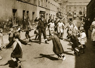 Kinder tanzen zu Straßenmusik von English Photographer